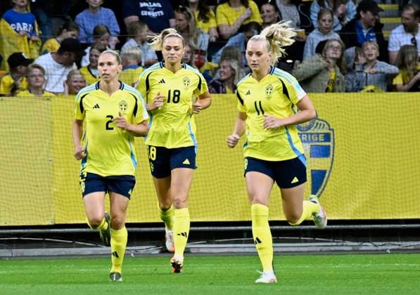 STOCKHOLM, SVERIGE 20250603 Sveriges 11 Stina Blackstenius jublar efter 1-0 med assist av 18 Fridolina Rolfö under tisdagens match mellan Sverige och Danmark i Nations League, damer, divison A, grupp 4, pa Strawberry Arena. STOCKHOLM SVERIGE x10050x