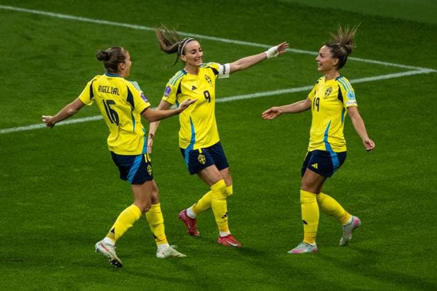 250603 Filippa Angeldahl and Kosovare Asllani of Sweden celebrate with Johanna Rytting Kaneryd who scored 2-0 during the Women s Nations League football match between Sweden and Denmark on June 3, 2025 in Stockholm. Photo: Simon Hastegard BILDBYRAN kod SH JM0698 fotboll football soccer fotball nations league uefa womens nations league sverige sweden danmark denmark dam bbeng jubel Copyright: SIMONxHASTEGARD BB250603SH019
