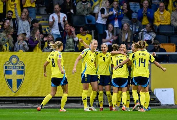 STOCKHOLM, SVERIGE 20250603 Sveriges spelare gratulerar Johanna Rytting Kaneryd (mitten) efter att hon gjort 2-0 under tisdagens match mellan Sverige och Danmark i Nations League, damer, divison A, grupp 4, pa Strawberry Arena. STOCKHOLM SVERIGE x10050x