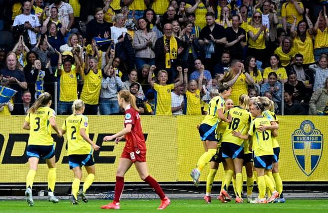 STOCKHOLM, SVERIGE 20250603 Sveriges spelare firar efter att Johanna Rytting Kaneryd (hoppar) gjort 2-0 under tisdagens match mellan Sverige och Danmark i Nations League, damer, divison A, grupp 4, pa Strawberry Arena. STOCKHOLM SVERIGE x10050x