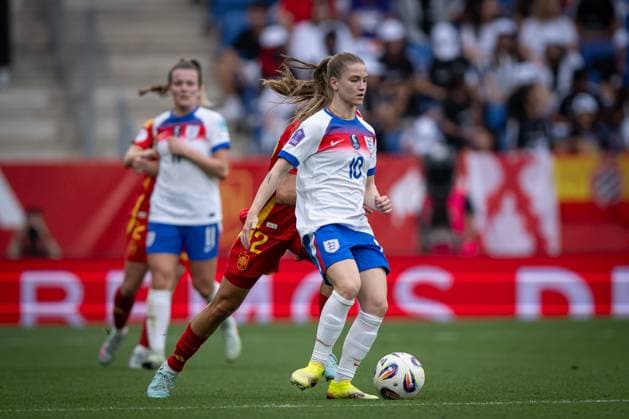 Jessica Park (England) controls the ball during a Women s Nations League match between Spain and England at Stage Front Stadium in Barcelona, Barcelona, Spain, on June 03 2025. Photo by Felipe Mondino Copyright: x@FELIPExMONDINOx