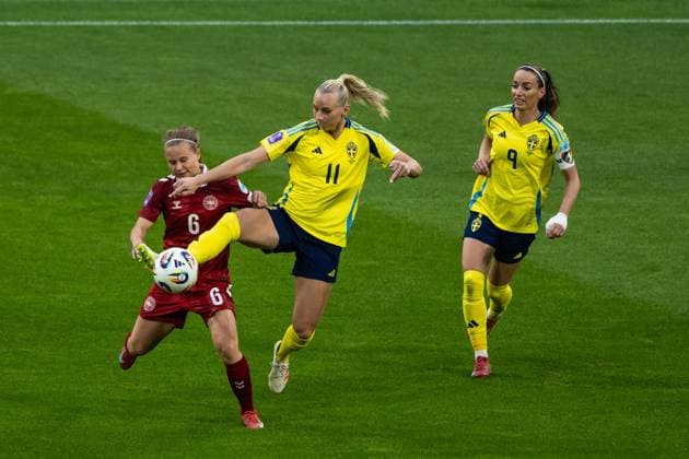 250603 Josefine Hasbo of Denmark compete for the ball with Stina Blackstenius and Kosovare Asllani of Sweden during the Women s Nations League football match between Sweden and Denmark on June 3, 2025 in Stockholm. Photo: Simon Hastegard BILDBYRAN kod SH JM0698 fotboll football soccer fotball nations league uefa womens nations league sverige sweden danmark denmark dam bbeng Copyright: SIMONxHASTEGARD BB250603SH022
