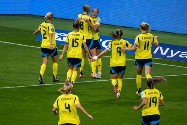 250603 Filippa Angeldahl of Sweden celebrates with team mates after scoring 3-0 during the Women s Nations League football match between Sweden and Denmark on June 3, 2025 in Stockholm. Photo: Simon Hastegard BILDBYRAN kod SH JM0698 fotboll football soccer fotball nations league uefa womens nations league sverige sweden danmark denmark dam bbeng jubel Copyright: SIMONxHASTEGARD BB250603SH023