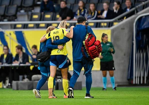 STOCKHOLM, SVERIGE 20250603 Sveriges Fridolina Rolfö far hjälp av planen i den 23:e matchminuten efter att ha skadats under tisdagens match mellan Sverige och Danmark i Nations League, damer, divison A, grupp 4, pa Strawberry Arena. STOCKHOLM SVERIGE x10050x
