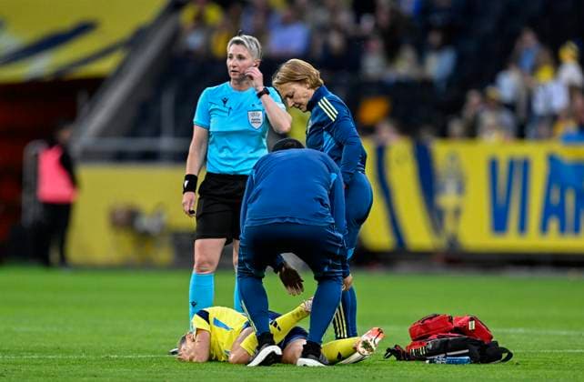STOCKHOLM, SVERIGE 20250603 Sveriges Fridolina Rolfö undersöks efter att ha skadat sig i en duell under tisdagens match mellan Sverige och Danmark i Nations League, damer, divison A, grupp 4, pa Strawberry Arena. STOCKHOLM SVERIGE x10050x