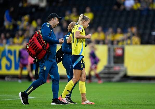 STOCKHOLM, SVERIGE 20250603 Sveriges Fridolina Rolfö far hjälp av planen i den 23:e matchminuten efter att ha skadats under tisdagens match mellan Sverige och Danmark i Nations League, damer, divison A, grupp 4, pa Strawberry Arena. STOCKHOLM SVERIGE x10050x