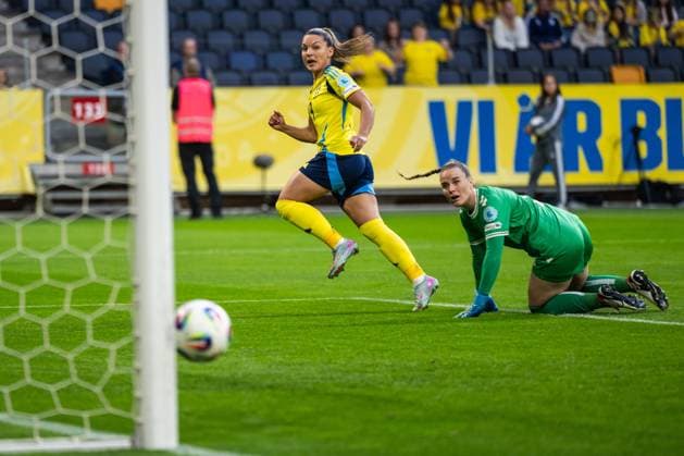 Sport Bilder des Tages 250603 Johanna Rytting Kaneryd of Sweden scores 2-0 past goalkeeper Maja Bay ostergaard of Denmark during the Women s Nations League football match between Sweden and Denmark on June 3, 2025 in Stockholm. Photo: Emma Wallskog BILDBYRAN COP 320 JM0698 fotboll football soccer fotball nations league uefa womens nations league sverige sweden danmark denmark dam bbeng Copyright: EMMAxWALLSKOG BB250603EW020