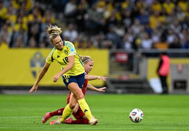 STOCKHOLM, SVERIGE 20250603 Sveriges Fridolina Rolfö faller och skadar sig i en duell under tisdagens match mellan Sverige och Danmark i Nations League, damer, divison A, grupp 4, pa Strawberry Arena. STOCKHOLM SVERIGE x10050x