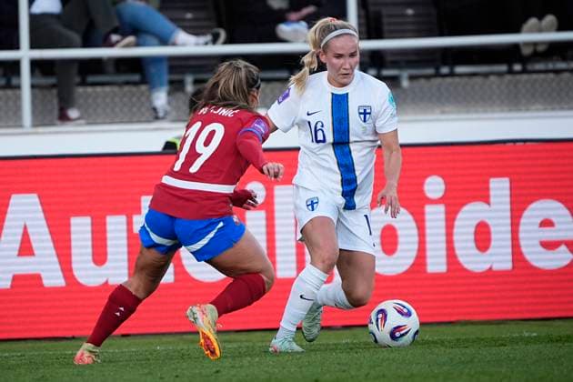 Tyla Jay VlajniÄ‡ of Serbia and Nea Lehtola of Finland during the UEFA Women s Nations League match between Finland and Serbia at the Helsinki Olympic Stadium on 3rd June 2025 in Helsinki, Finland. (Kalle Parkkinen Newspix24)  Copyright: xKALLExPARKKINENx NP24kp0019