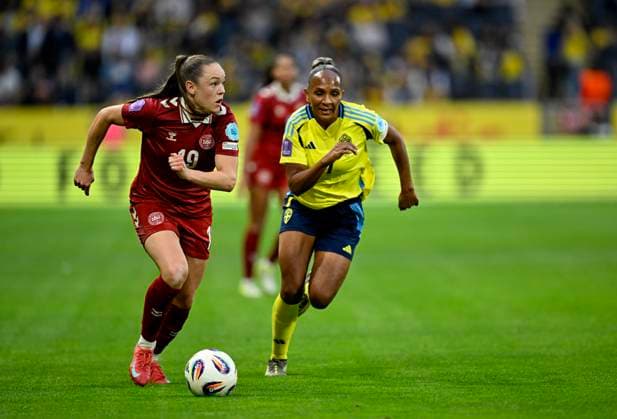 STOCKHOLM, SVERIGE 20250603 Danmarks Janni Thomsen med bollen jagas av Sveriges Madelen Janogy under tisdagens match mellan Sverige och Danmark i Nations League, damer, divison A, grupp 4, pa Strawberry Arena. STOCKHOLM SVERIGE x10050x