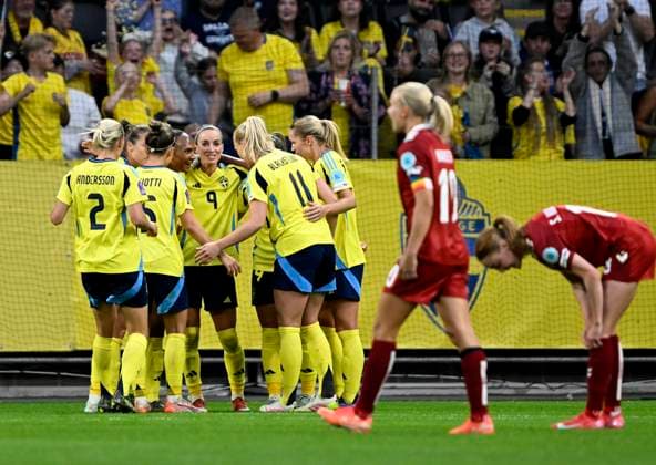 STOCKHOLM, SVERIGE 20250603 Sveriges 11 Stina Blackstenius gratuleras till mal 4-1 av lagkamraterna, Danmarks spelare deppar, under tisdagens match mellan Sverige och Danmark i Nations League, damer, divison A, grupp 4, pa Strawberry Arena. STOCKHOLM SVERIGE x10050x