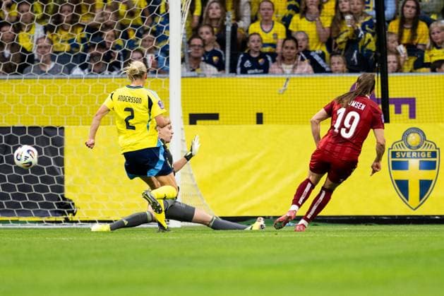 250603 Janni Thomsen of Denmark scores 3-1 behind goalkeeper Jennifer Falk and Jonna Andersson of Sweden during the Women s Nations League football match between Sweden and Denmark on June 3, 2025 in Stockholm. Photo: Emma Wallskog BILDBYRAN COP 320 JM0698 fotboll football soccer fotball nations league uefa womens nations league sverige sweden danmark denmark dam bbeng Copyright: EMMAxWALLSKOG BB250603EW037