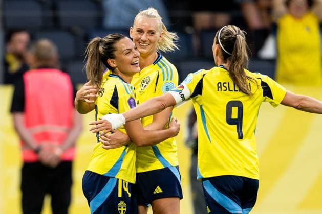 250603 Stina Blackstenius of Sweden celebrates with Johanna Rytting Kaneryd and Kosovare Asllani after 4-1 during the Women s Nations League football match between Sweden and Denmark on June 3, 2025 in Stockholm. Photo: Emma Wallskog BILDBYRAN COP 320 JM0698 fotboll football soccer fotball nations league uefa womens nations league sverige sweden danmark denmark dam bbeng jubel Copyright: EMMAxWALLSKOG BB250603EW038