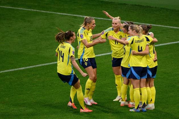 250603 Nathalie Björn , Fridolina Rolfö and Stina Blackstenius of Sweden celebrate with Johanna Rytting Kaneryd after the 2-0 goal during the Women s Nations League football match between Sweden and Denmark on June 3, 2025 in Stockholm. Photo: Simon Hastegard BILDBYRAN kod SH JM0698 fotboll football soccer fotball nations league uefa womens nations league sverige sweden danmark denmark dam bbeng jubel Copyright: SIMONxHASTEGARD BB250603SH033