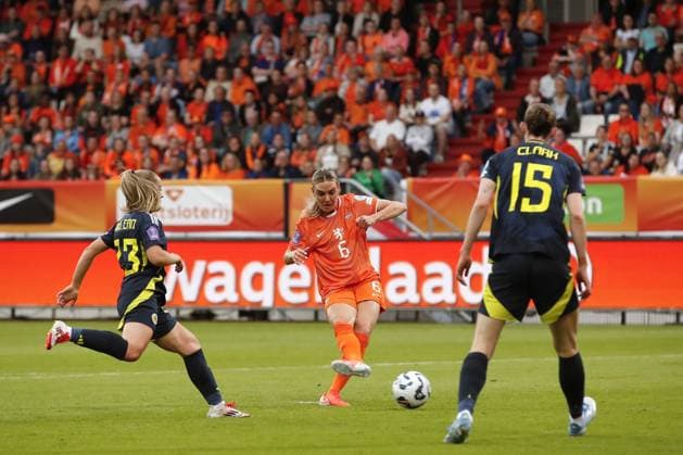 TILBURG - (l-r) Kirsty MacLean of Scotland , Jill Roord of Holland makes the 1-0 , Jenna Clark of Scotland during the Nations League match between the Netherlands and Scotland at Koning Willem II Stadium on June 3, 2025 in Tilburg, Netherlands. ANP BART STOUTJESDIJK xVIxANPxSportx xxANPxIVx 529246962 originalFilename: 529246962.jpg
