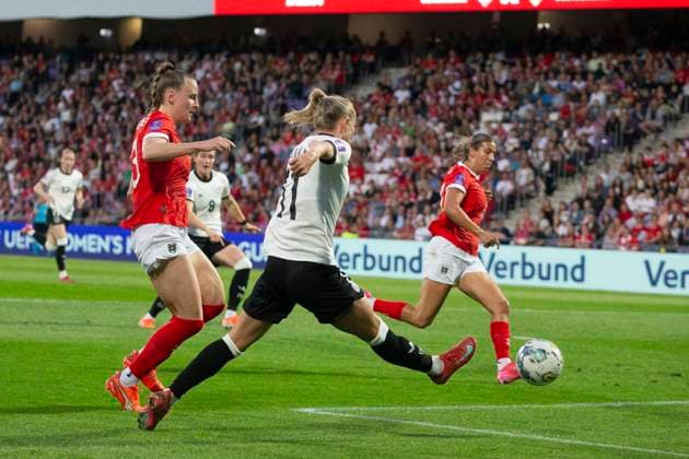 GER, Bremen, Fußballl, Frauenfussball, UEFA Womens Nations League, 6. Spieltag, Oesterreich vs. Deutschland im Bild v.l.: Lea Schueller (GER 11), Torschuss 03.06.2025, Franz-Horr-Stadion Wien UEFA REGULATIONS PROHIBIT ANY USE OF PHOTOGRAPHS AS IMAGE SEQUENCES AND OR QUASI-VIDEO, Copyright: HMBxMedia PaulxFritz