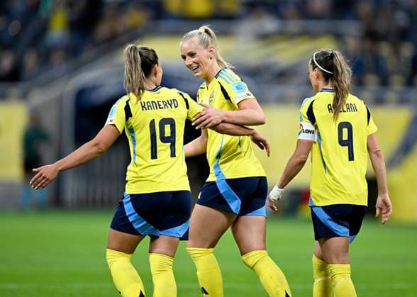 STOCKHOLM, SVERIGE 20250603 Sveriges Johanna Rytting Kaneryd gratulerar Sveriges Stina Blackstenius till hennes tredje mal, hattrick, i matchen 5-1. Sveriges lagkapten Kosovare Asllani till höger, under tisdagens match mellan Sverige och Danmark i Nations League, damer, divison A, grupp 4, pa Strawberry Arena. STOCKHOLM SVERIGE x10050x