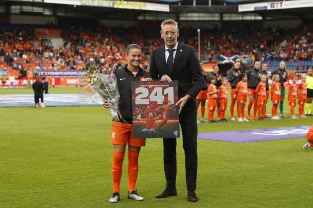 TILBURG - (l-r) Sherida Spitse of Holland, Jan Dirk van der Zee (director of amateur soccer) during the Nations League match between the Netherlands and Scotland at Koning Willem II Stadium on June 3, 2025 in Tilburg, Netherlands. ANP BART STOUTJESDIJK xVIxANPxSportx xxANPxIVx 529247073 originalFilename: 529247073.jpg