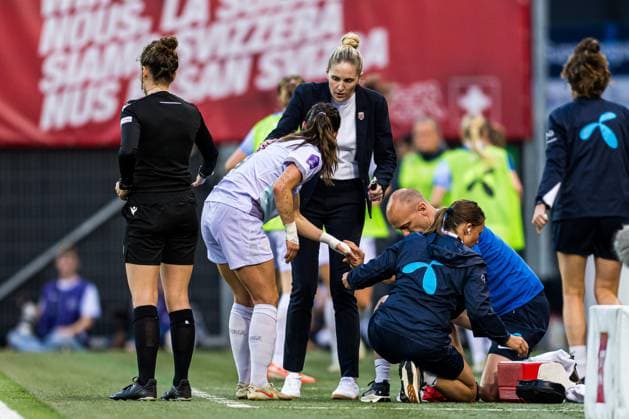 250603 Head coach Gemma Grainger of Norway and Tuva Hansen of Norway during the UEFA Women™s Nations League football match between Switzerland and Norway on June 3, 2025 in Sion. Photo: Marius Simensen BILDBYRAN COP 238 bbeng dam football fotball fotboll norge norway soccer sveits switzerland uefa women s nations league Copyright: MARIUSxSIMENSEN BB250603BB634