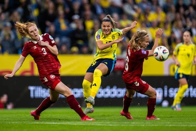 250603 Stine Ballisager and Josefine Hasbo of Denmark compete for the ball with Johanna Rytting Kaneryd of Sweden during the Women s Nations League football match between Sweden and Denmark on June 3, 2025 in Stockholm. Photo: Joel Marklund BILDBYRAN kod JM JM0698 fotboll football soccer fotball nations league uefa womens nations league sverige sweden danmark denmark dam bbeng bbauto Copyright: JOELxMARKLUND BB250603JM067