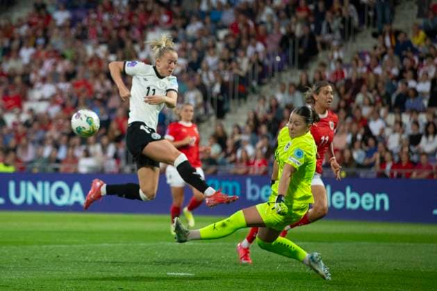 Sport Bilder des Tages GER, Bremen, Fußballl, Frauenfussball, UEFA Womens Nations League, 6. Spieltag, Oesterreich vs. Deutschland im Bild v.l.: Lea Schueller (GER 11), Torschuss, Mariella El Sherif (AUT 21), Parade 03.06.2025, Franz-Horr-Stadion Wien UEFA REGULATIONS PROHIBIT ANY USE OF PHOTOGRAPHS AS IMAGE SEQUENCES AND OR QUASI-VIDEO, Copyright: HMBxMedia PaulxFritz