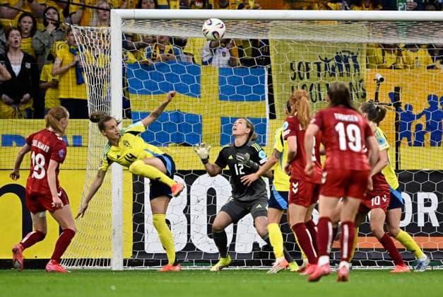 STOCKHOLM, SVERIGE 20250603 Sveriges Nathalie Björn hjälper Sveriges malvakt Jennifer Falk med en räddning när Danmark anfaller under tisdagens match mellan Sverige och Danmark i Nations League, damer, divison A, grupp 4, pa Strawberry Arena. STOCKHOLM SVERIGE x10050x