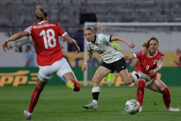 WOMEN SOCCER - NL, AUT vs GER VIENNA,AUSTRIA,03.JUN.25 - WOMEN SOCCER - UEFA Women s Nations League, OEFB international match, Länderspiel, Nationalmannschaft Austria vs Germany. Image shows Julia Hickelsberger-Fueller (AUT), Elisa Senss (GER) and Sarah Zadrazil (AUT).  GEPAxpictures xDavidxBitzan