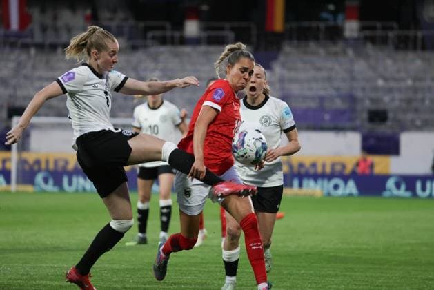 WOMEN SOCCER - NL, AUT vs GER VIENNA,AUSTRIA,03.JUN.25 - WOMEN SOCCER - UEFA Women s Nations League, OEFB international match, Länderspiel, Nationalmannschaft Austria vs Germany. Image shows Janina Minge (GER) and Julia Hickelsberger-Fueller (AUT).  GEPAxpictures xDavidxBitzan