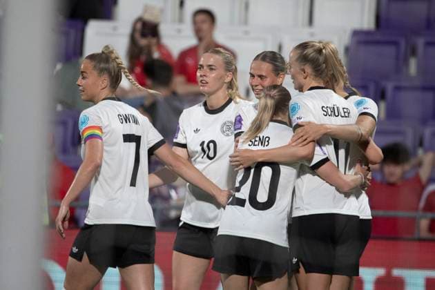 GER, Bremen, Fußballl, Frauenfussball, UEFA Womens Nations League, 6. Spieltag, Oesterreich vs. Deutschland im Bild v.l.: Giulia Gwinn (GER 07), Laura Freigang (GER 10), Elisa Senß (GER 20), Lea Schueller (GER 11), Torjubel 03.06.2025, Franz-Horr-Stadion Wien UEFA REGULATIONS PROHIBIT ANY USE OF PHOTOGRAPHS AS IMAGE SEQUENCES AND OR QUASI-VIDEO, Copyright: HMBxMedia PaulxFritz