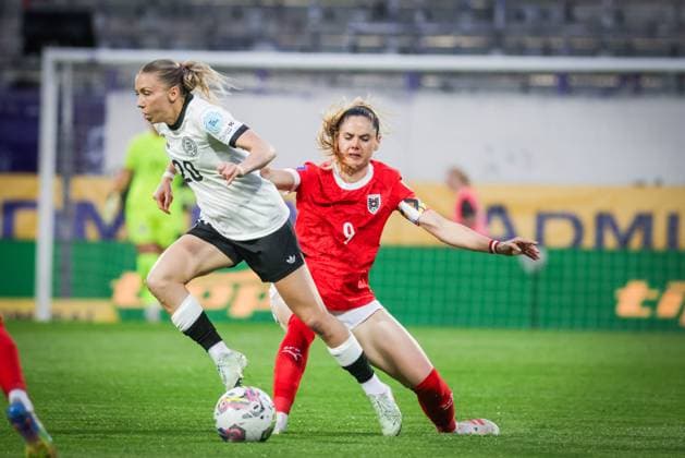 WOMEN SOCCER - NL, AUT vs GER VIENNA,AUSTRIA,03.JUN.25 - WOMEN SOCCER - UEFA Women s Nations League, OEFB international match, Länderspiel, Nationalmannschaft Austria vs Germany. Image shows Elisa Senss (GER) and Sarah Zadrazil (AUT).  GEPAxpictures xDavidxBitzan
