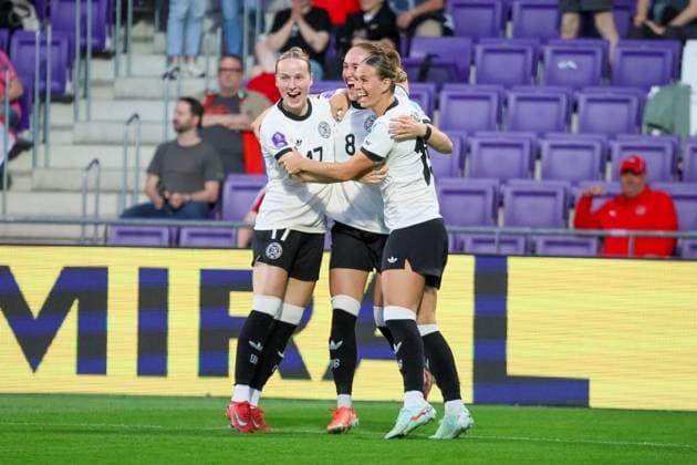 Wien, Österreich 03. Juni 2025: UEFA Nations League Women - 2025 - Österreich vs. Deutschland Im Bild: v.li. dieZweite Torschützin Sydney Lohmann (Deutschland) macht das Tor zum 1:0 für Deutschland und jubelt mit Franziska Kett (Deutschland) und Klara Bühl Buehl (Deutschland) Generali Arena Copyright: xFotostandx xFantinix