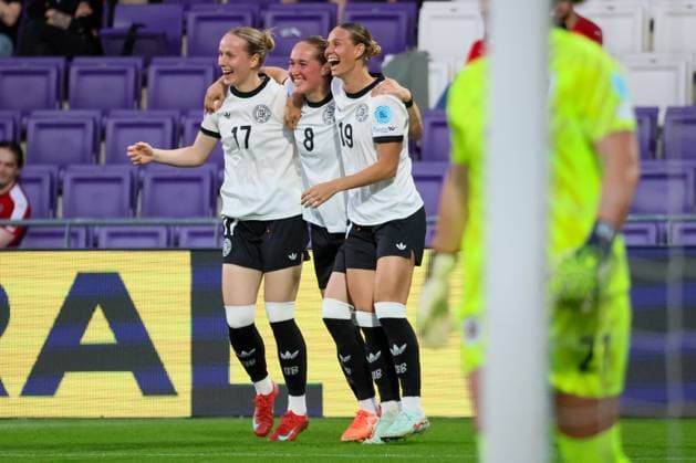 Bilder des Jahres 2025, Sport 06 Juni Sport Themen der Woche KW23 Sport Bilder des Tages Wien, Österreich 03. Juni 2025: UEFA Nations League Women - 2025 - Österreich vs. Deutschland Im Bild: v.li. die Zweite Torschützin Sydney Lohmann (Deutschland) macht das Tor zum 1:0 für Deutschland und jubelt mit Franziska Kett (Deutschland) und Klara Bühl Buehl (Deutschland) Generali Arena *** Vienna, Austria 03 June 2025 UEFA Nations League Women 2025 Austria vs Germany In the picture from left the second scorer Sydney Lohmann Germany scores the goal to 1 0 for Germany and cheers with Franziska Kett Germany and Klara Bühl Buehl Germany Generali Arena Copyright: xFotostandx xFantinix