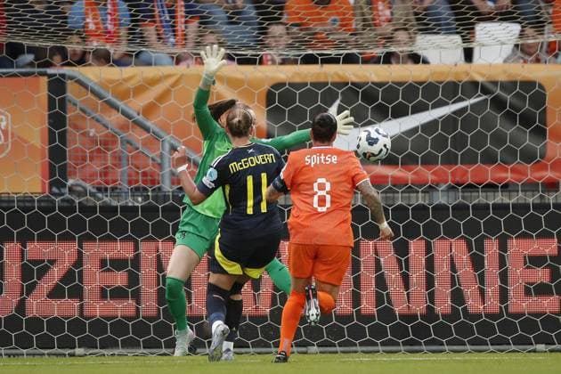 TILBURG - (l-r) Kathleen Mcgovern of Scotland. scores 1-1, Holland goalkeeper Daphne van Domelaar, Sherida Spitse of Holland during the Nations League match between the Netherlands and Scotland at Koning Willem II Stadium on June 3, 2025 in Tilburg, Netherlands. ANP BART STOUTJESDIJK xVIxANPxSportx xxANPxIVx 529248107 originalFilename: 529248107.jpg