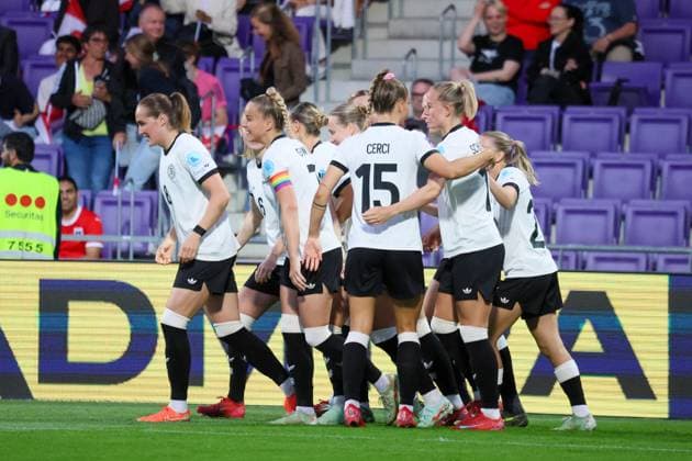 Wien, Österreich 03. Juni 2025: UEFA Nations League Women - 2025 - Österreich vs. Deutschland Im Bild: v.li. die Zweite Torschützin Sydney Lohmann (Deutschland) macht das Tor zum 1:0 für Deutschland und jubelt mit ihren Mannschaftskolleginnen Generali Arena Copyright: xFotostandx xFantinix