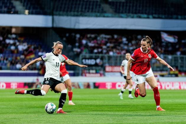 UEFA Women’s Nations League: Österreich - Deutschland; 03.06.2025 Lea Schüller (Deutschland, 11) am Ball, Virginia Kirchberger (Österreich, 13) UEFA Women’s Nations League: Österreich - Deutschland; Wien, Franz-Horr-Stadion am 03.06.2025 Copyright: xBEAUTIFULxSPORTS Wunderlx