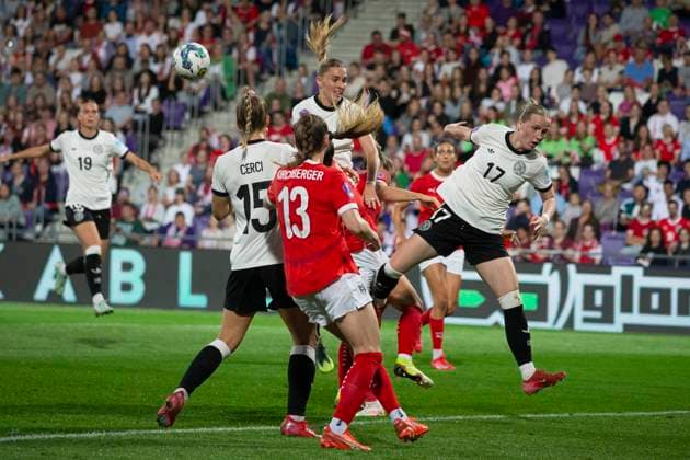 GER, Bremen, Fußballl, Frauenfussball, UEFA Womens Nations League, 6. Spieltag, Oesterreich vs. Deutschland im Bild v.l.: Laura Freigang (GER 10), Franziska Kett (GER 17), Virginia Kirchberger (AUT 13), Strafraumszene, Duell um den Ball, Luftduell 03.06.2025, Franz-Horr-Stadion Wien UEFA REGULATIONS PROHIBIT ANY USE OF PHOTOGRAPHS AS IMAGE SEQUENCES AND OR QUASI-VIDEO, Copyright: HMBxMedia PaulxFritz