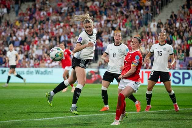 Sport Themen der Woche KW23 Sport Bilder des Tages GER, Bremen, Fußballl, Frauenfussball, UEFA Womens Nations League, 6. Spieltag, Oesterreich vs. Deutschland im Bild v.l.: Laura Freigang (GER 10), Sarah Zadrazil (AUT 09), Zweikampf 03.06.2025, Franz-Horr-Stadion Wien UEFA REGULATIONS PROHIBIT ANY USE OF PHOTOGRAPHS AS IMAGE SEQUENCES AND OR QUASI-VIDEO, *** GER, Bremen, Soccer, Womens Soccer, UEFA Womens Nations League, Matchday 6, Austria vs Germany in picture f l Laura Freigang GER 10 , Sarah Zadrazil AUT 09 , Duel 03 06 2025, Franz Horr Stadium Vienna UEFA REGULATIONS PROHIBIT ANY USE OF PHOTOGRAPHS AS IMAGE SEQUENCES AND OR QUASI VIDEO, Copyright: HMBxMedia PaulxFritz
