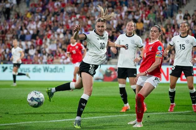 GER, Bremen, Fußballl, Frauenfussball, UEFA Womens Nations League, 6. Spieltag, Oesterreich vs. Deutschland im Bild v.l.: Laura Freigang (GER 10), Sarah Zadrazil (AUT 09) Zweikampf 03.06.2025, Franz-Horr-Stadion Wien UEFA REGULATIONS PROHIBIT ANY USE OF PHOTOGRAPHS AS IMAGE SEQUENCES AND OR QUASI-VIDEO, Copyright: HMBxMedia PaulxFritz