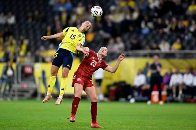 STOCKHOLM, SVERIGE 20250603 Sveriges Julia Zigiotti Olme och Danmarks Cornelia Kramer i en nickduell under tisdagens match mellan Sverige och Danmark i Nations League, damer, divison A, grupp 4, pa Strawberry Arena. STOCKHOLM SVERIGE x10050x