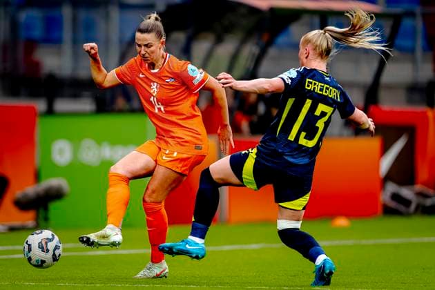 Netherlands midfielder Jackie Groenen, Scotland forwarder Freya Gregory during the match Netherlands - Scotland (women) at the Koning Willem II stadium for the UEFA Nations League women season 2024-2025 in TILBURG, Netherlands on 3 june 2025, (photo by Marcel van Dorst EYE4images DeFodi Images)