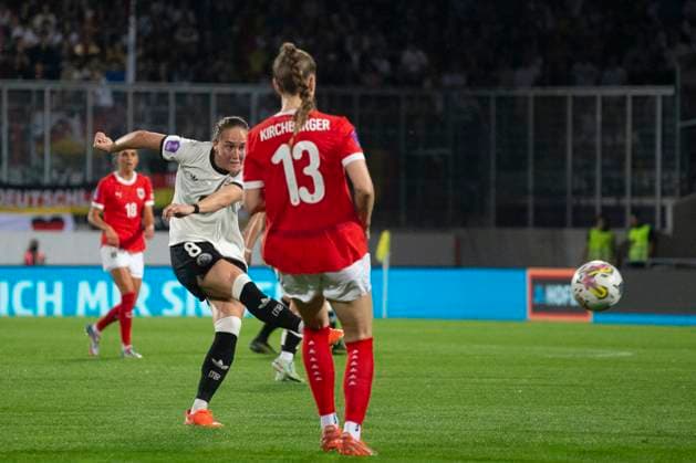 GER, Bremen, Fußballl, Frauenfussball, UEFA Womens Nations League, 6. Spieltag, Oesterreich vs. Deutschland im Bild v.l.: Sydney Lohmann (GER 08), Torschuss zum 5:0 03.06.2025, Franz-Horr-Stadion Wien UEFA REGULATIONS PROHIBIT ANY USE OF PHOTOGRAPHS AS IMAGE SEQUENCES AND OR QUASI-VIDEO, Copyright: HMBxMedia PaulxFritz