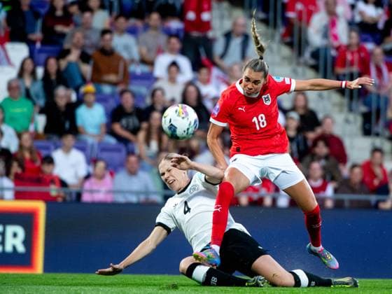 Julia Hickelsberger (Oesterreich, 18) im Zweikampf mit Rebecca Knaak (Deutschland, 04), AUT, Oesterreich vs Deutschland, Frauen Fussball Nationalmannschaft, UEFA Womens Nations League, 6. Spieltag, Saison 2024 2025, 03.06.2025 AUT, Oesterreich vs Deutschland, Frauen Fussball Nationalmannschaft, UEFA Womens Nations League, 6. Spieltag, Saison 2024 2025, 03.06.2025 Wien Copyright: xEibner-Pressefoto Memmlerx EP_MMR