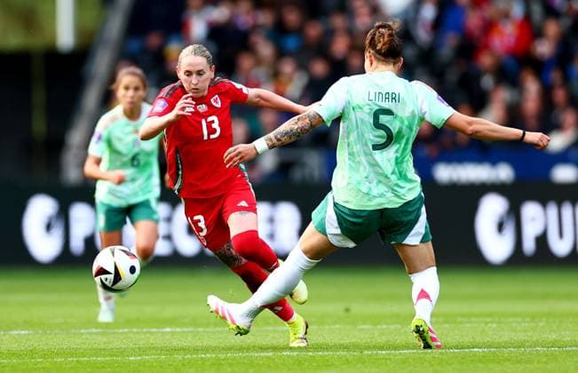 Rachel Rowe of Wales and Elena Linari of Italy. Wales Women v Italy Women, UEFA Women s Nations League - League A - Group 4, Football, Swansea.com Stadium, Swansea, Wales, UK - 03 Jun 2025 EDITORIAL USE ONLY No use with unauthorised audio, video, data, fixture lists, club league logos or live services. Online in-match use limited to 120 images, no video emulation. No use in betting, games or single club league player publications. Copyright: xJamesxMarsh Shutterstockx 15338010bx
