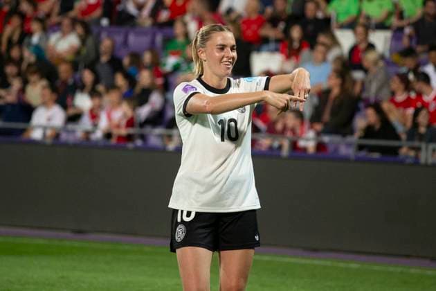 GER, Bremen, Fußballl, Frauenfussball, UEFA Womens Nations League, 6. Spieltag, Oesterreich vs. Deutschland im Bild v.l.: Laura Freigang (GER 10), Torjubel Handgeste 03.06.2025, Franz-Horr-Stadion Wien UEFA REGULATIONS PROHIBIT ANY USE OF PHOTOGRAPHS AS IMAGE SEQUENCES AND OR QUASI-VIDEO, Copyright: HMBxMedia PaulxFritz