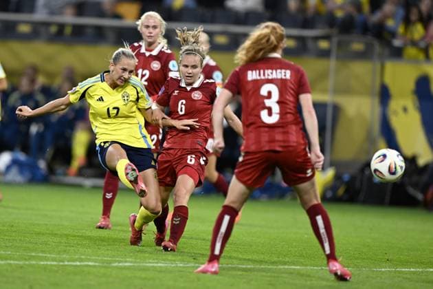 STOCKHOLM, SVERIGE 20250603 Sveriges malvakt Jennifer Falk skjuter mot mal men stoppas upp av Danmarks Kathrine Moller Kühl, Danmarks Josefine Hasbo och Danmarks Stine Ballisager under tisdagens match mellan Sverige och Danmark i Nations League, damer, divison A, grupp 4, pa Strawberry Arena. STOCKHOLM SVERIGE x10050x