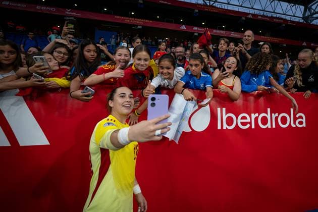 Goalkeeper Cata Coll (Spain) with the fans during a Women s Nations League match between Spain and England at Stage Front Stadium in Barcelona, Barcelona, Spain, on June 03 2025. Photo by Felipe Mondino Copyright: x@FELIPExMONDINOx