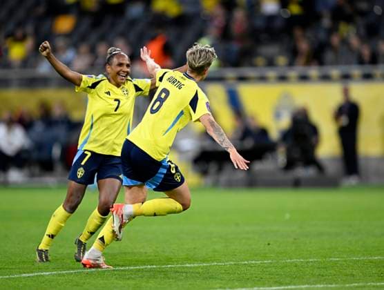 STOCKHOLM, SVERIGE 20250603 Sveriges Madelen Janogy gratulerar Sveriges Lina Hurtig till mal 6-1 under tisdagens match mellan Sverige och Danmark i Nations League, damer, divison A, grupp 4, pa Strawberry Arena. STOCKHOLM SVERIGE x10050x