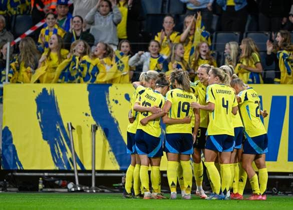 STOCKHOLM, SVERIGE 20250603 Sveriges spelare firar 6-1 av Lina Hurtig under tisdagens match mellan Sverige och Danmark i Nations League, damer, divison A, grupp 4, pa Strawberry Arena. STOCKHOLM SVERIGE x10050x