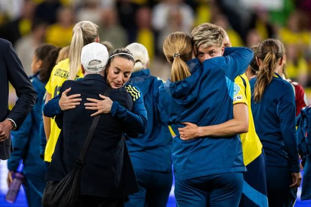 250603 Kosovare Asllani and team manager Marika Domanski Lyfors of Sweden celebrate after the Women s Nations League football match between Sweden and Denmark on June 3, 2025 in Stockholm. Photo: Joel Marklund BILDBYRAN kod JM JM0698 fotboll football soccer fotball nations league uefa womens nations league sverige sweden danmark denmark dam bbeng bbauto jubel Copyright: JOELxMARKLUND BB250603JM092