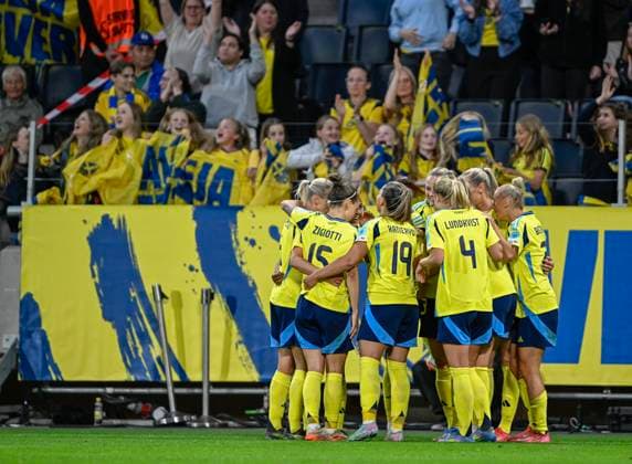 STOCKHOLM, SVERIGE 20250603 Sveriges spelare firar 6-1 av Lina Hurtig under tisdagens match mellan Sverige och Danmark i Nations League, damer, divison A, grupp 4, pa Strawberry Arena. STOCKHOLM SVERIGE x10050x